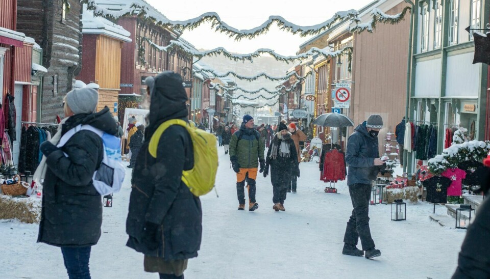FORTSETTER: Julemarked Røros fortsetter som vanlig. De nye tiltakene fra regjeringa påvirker ikke arrangementet som foregår utendørs. Foto: Marit Langseth
