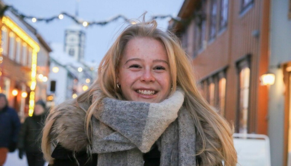 FANT JULESTEMNINGA: Elise Unsgård var storfornøyd med både å finne julestemning og julegaver i gata søndag. Foto: Eli Wintervold