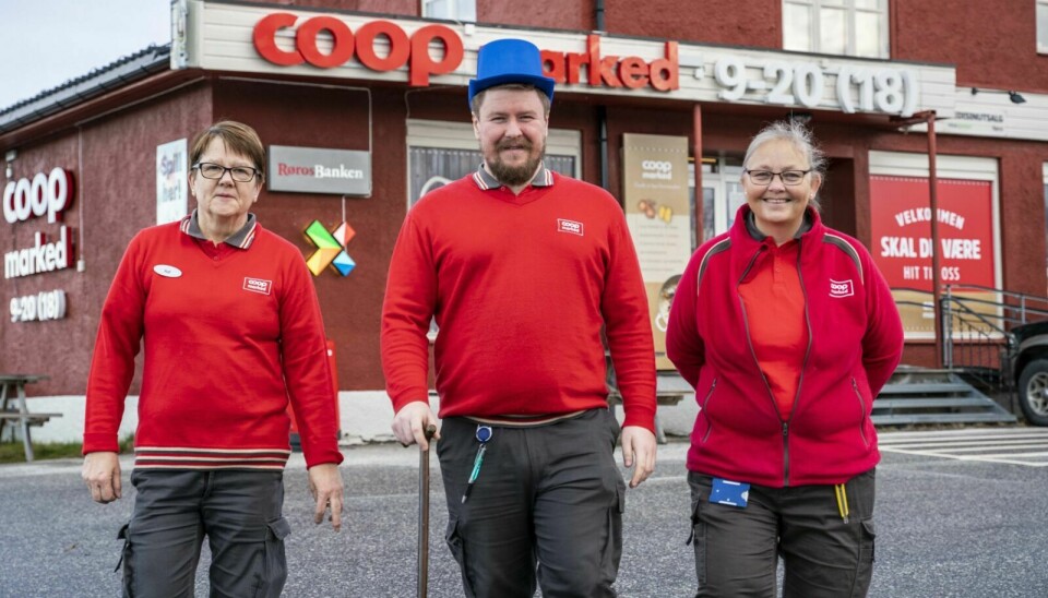 STOLT: Butikksjef Jonathan Flatmo og medarbeiderne Aud Bukkvoll (t.v) og Ann Kristin Aspås Haugen er godt fornøyd etter oppussingen. Foto: Nils Kåre Nesvold