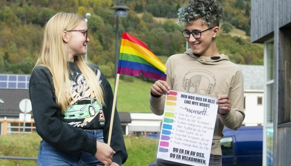 PRIDE: Nora Martinsen Hov og Carlos Antonio Andersen er glade for at skolen markerer Pride. De gleder seg til kostymedagen fredag. – Da skal vi kle oss ut i regnbuens farger, sier Martinsen Hov. Foto: Eskil Buseth Folstad
