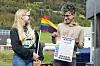 PRIDE: Nora Martinsen Hov og Carlos Antonio Andersen er glade for at skolen markerer Pride. De gleder seg til kostymedagen fredag. – Da skal vi kle oss ut i regnbuens farger, sier Martinsen Hov. Foto: Eskil Buseth Folstad