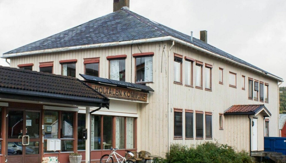BLÅHUSET: Det gamle kommunehuset kan bli revet, og tomta kan bli parkeringsplass tilknyttet Hov skole og Hovet. Arkivfoto: Eskil Buseth Folstad