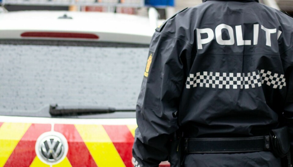 SKREV FORELEGG: Politiet delte ut tolv forelegg på Røros mandag kveld. Foto: Marit Langseth