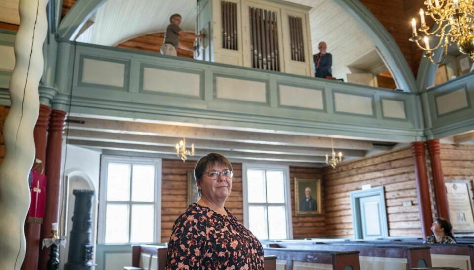 EN STOR DAG: Marthe Wang i Glåmos menighetsråd er både stolt og glad for at det gamle Jensen-orgelet er satt i stand. Foto: Nils Kåre Nesvold