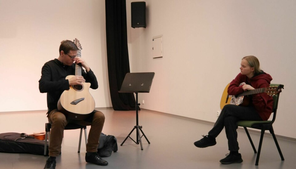 Festivalsjef Akustiske Landskap, Alf Wilhelm Lundberg med gitarelev Elise Sevatdal (15). Foto: Privat