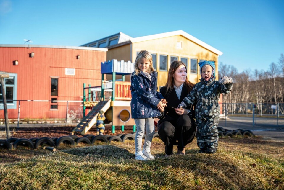 I BARNEHAGEN: Treåringen Tor (til høyre) fikk plass ved denne barnehagen i Brekken, mens søstera Freja (5) må kjøres til Røros. – Det er ingen god løsning, sier mor Leatella Valseth. Alle foto: Nils Kåre Nesvold. Foto: Nils Kåre Nesvold I BARNEHAGEN: Treåringen Tor (til høyre) fikk plass ved denne barnehagen i Brekken, mens søstera Freja (5) må kjøres til Røros. – Det er ingen god løsning, sier mor Leatella Valseth. Alle foto: Nils Kåre Nesvold. Foto: Nils Kåre Nesvold