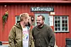 «PRIDE-HUSET»: Kaffestuggu er Pride-huset til Røros Pride. – Det er her vi kommer til å ha basen vår. Det kommer til å være Pride-meny og god Pride-stemning på Kaffestuggu, sier Erik Høsøien (t.h.). Høsøien er nestleder i Røros Pride, mens Hans Oddvar Stuenes er leder. Foto: Marit Langseth