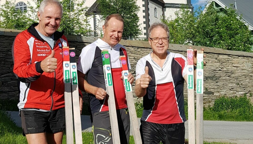 STOLPEJAKT: Terje Schjølberg, Frode Sjøvold og Petter Gullikstad med stolpene. Foto: Privat