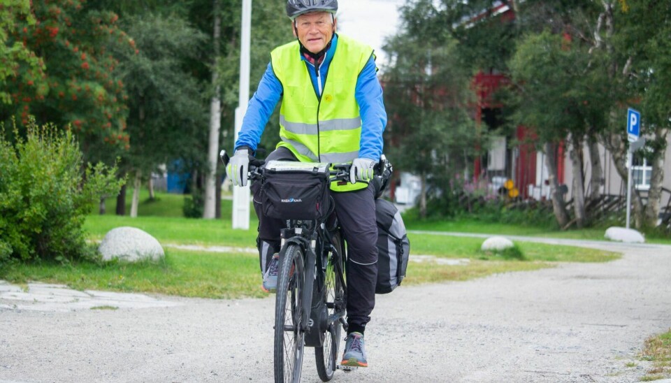 GENSYN MED RØROS: Inge Berg Pettersen, som har en fortid som prest i Røros, sykler Norge på langs til inntekt for fattige i Nepal. I helga fikk han et gjensyn med Røros. – Vi besøker Røros flere ganger i året, og det er alltid trivelig å være her, sier han. Foto: Eskil Buseth Folstad