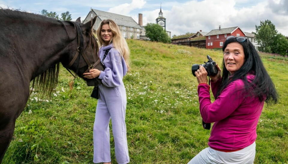FOREVIGER: Nina Thorsø er på Røros for å fotografere Miss Norway-finalist Nora Emilie Nakken. Foto: Nils Kåre Nesvold Foto: Nils Kåre Nesvold