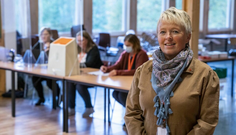 GODT FORNØYD: Signy Thorsvoll er leder i stemmestyret i Brekken. Hun er godt fornøyd med valgdagen. Hun skryter av sine medarbeidere i bakgrunnen. Fra venstre Guri Punde Moen, Bjørg Moen og Astrid Brynhildsvoll. Foto: Nils Kåre Nesvold