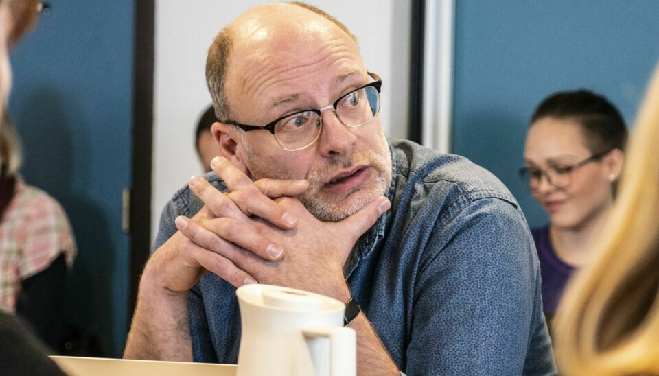 STILLER SPØRSMÅL: Rob Veldhuis stiller spørsmål til ordføreren etter alvorlig hendelse ved Gjøsvika sykehjem. Foto: Nils Kåre Nesvold
