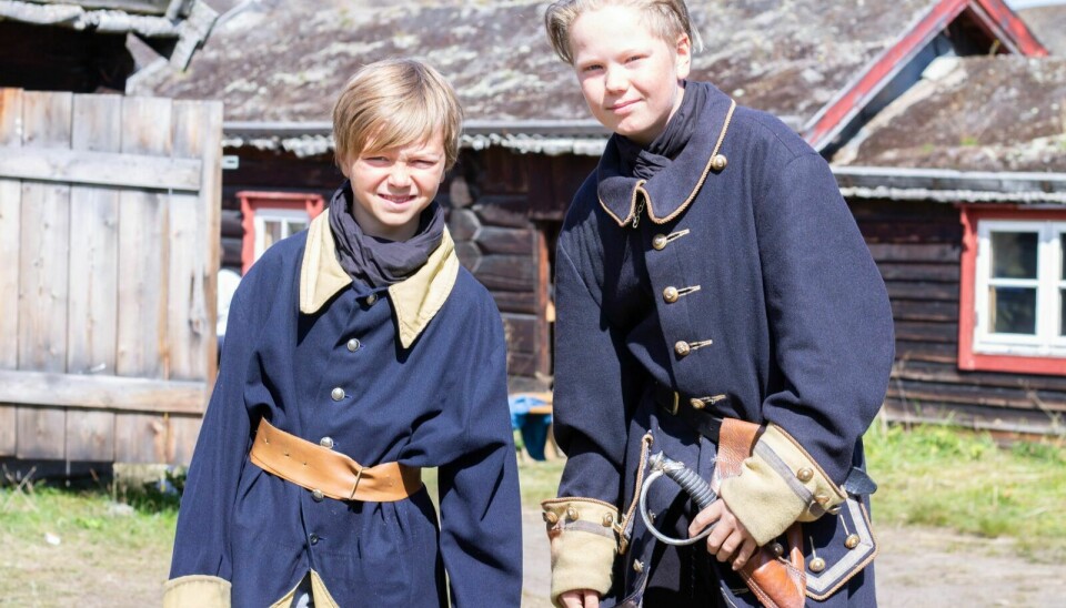 KAROLINERE: Frikk Ramberg og Edvin Zahl Petterson spiller henholdsvis Pär Åke og General De la Barre i Mini-Elden. Foto: Eskil Buseth Folstad