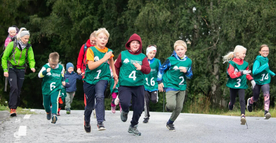 SPRINT: Det ble ikke spart på kruttet da barna sprintet i retning Gammelgården under barneløpet. Foto: Eskil Buseth Folstad