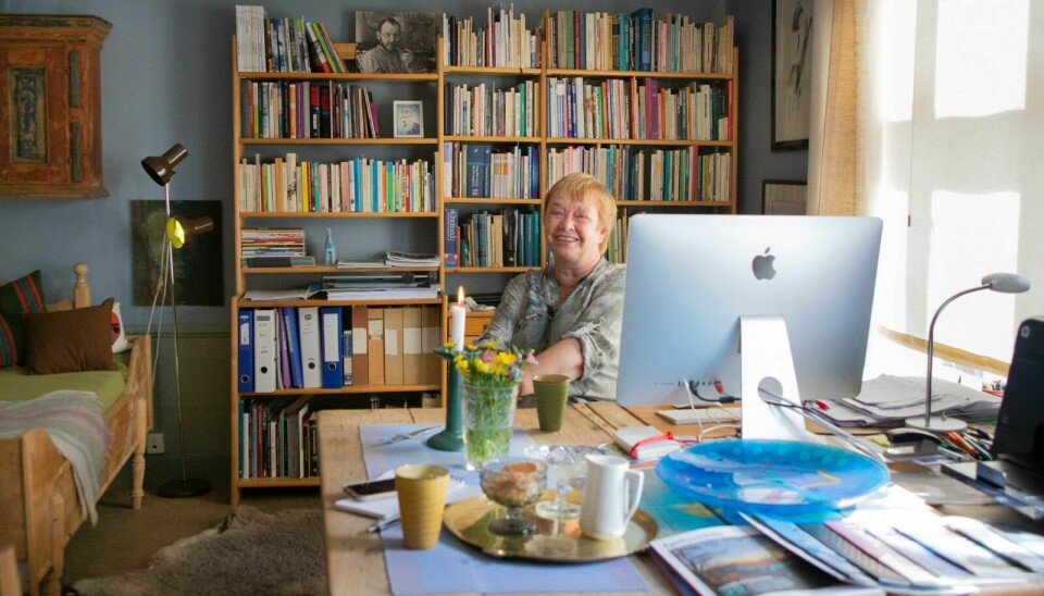 TONEANGIVENDE: Kari Kluge har vært viktig for kulturlivet på Røros i over 30 år. Her er hun tilbake på det gamle Vinterfestspill-kontoret i Bekholdtgården. Foto: Eli Wintervold