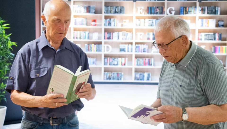 IMPONERT: David Engan (t.v) og Bjørn Bårdstu var fornøyde med biblioteket. – Jeg er mektig imponert over hva de har fått til, sier Engan. Foto: Eskil Buseth Folstad