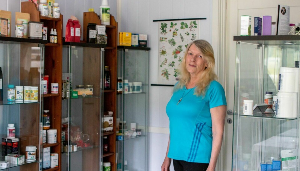 SATSER: Berit Mostue har drevet nettbutikken Urteboden siden 2016. Nå har hun også åpnet en fysisk butikk i Haltdalen. Foto: Marit Langseth