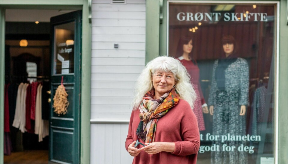 DÅRLIG TIMING: Inger Klæboe driver tre klesbutikker i gata på Røros. Hun skjønner godt at Røros måtte stenge ned. – Det er bare veldig ergerlig at det skulle skje akkurat nå, sier hun. Foto: Marit Langseth