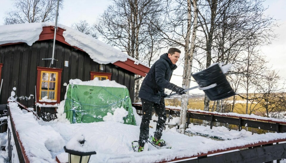 SNØMÅKING: Stian Konstad i Eiendomsmegler 1 gjør klar ei hytte i Rylia på Røros for visning. Mandag ble hytta solgt for prisantydning. Foto: Nils Kåre Nesvold