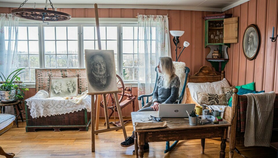 PORTRETT: I sitt hjem på Glåmos har Marit Ree innredet sitt atelier i stua. – Det er artig at det jeg kan bidra med, blir satt pris på, sier hun. Til «Jon Østeng Hov-avdelingen» i det nye biblioteket i Ålen har hun tegnet et portrett av naturfotografen og forfatteren fra Ålen. Foto: Nils Kåre Nesvold