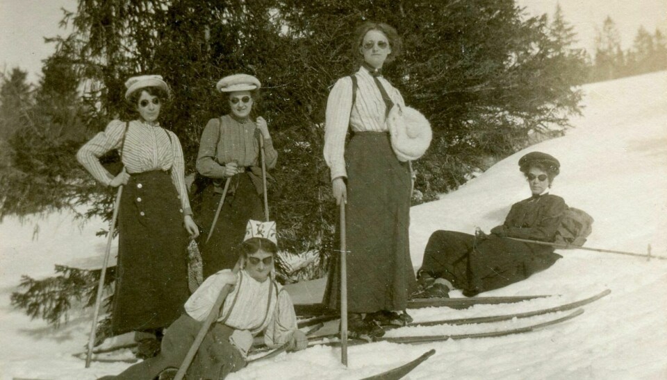 STORE ENDRINGER: Mye har skjedd med ski og antrekk siden disse kvinnene var på påskeferie for over 100 år siden. Men turgleden var nok den samme. Sannsynligvis fra venstre: Magnhild Ellingsen, Marie Schønning, Lilli Wahl, Margit Richter og R. Rohde. Kilde: Gunnar Bjørgård.