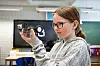BITBOT: Signe Aasen i 6. trinn ved Hov skole programmerte en Bitbot i tekno-uka. – Vi har programmert bilene til å følge ei løype. Det har vært veldig spennende å prøve dette, sier hun. Foto: Eskil Buseth Folstad