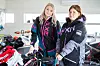 VIL HA MED JENTENE: Camilla Torgersen fra Oppdal og Jeanette Skjøstad fra Røros ønsker å se flere kvinner bli en del av det lokale skutermiljøet i Trøndelag. – Vi vet det rundt om i Norge er flere kvinner som deler vår interesse og er synlig i miljøet, men i vårt nærområde er det egentlig ikke så mange å finne, sier Torgersen. Foto: Eskil Buseth Folstad