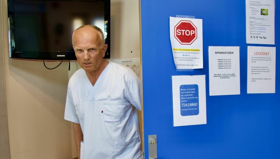 LUKKER DØRA: Fra første juni er det slutt på at Gjelsvik åpner døra til venterommet og ønsker sin neste pasient velkommen. Han regner med at han i løpet av sin tid ved legesenteret har hatt i overkant av 150.000 konsultasjoner. Foto: Geir Tønset