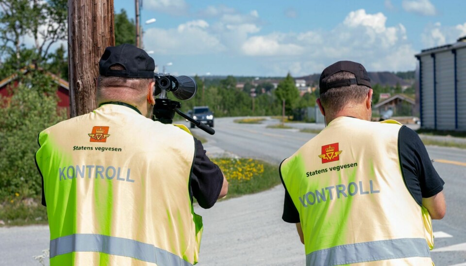 KONTROLL: Statens vegvesen kontrollerte kjøretøy i Osloveien lørdag ettermiddag. Foto: Marit Langseth/arkivfoto