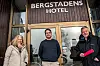 OPTIMISTER: Direktør ved Bergstadens Hotel, Kenneth Ericson, (i midten) har stor tro på en god sommer for bedriften. Hotellet fortsetter samarbeidet med Destinasjon Røros, her representert ved reiselivssjef Tove R. Martens og styreleder Hans Vintervold. Foto: Nils Kåre Nesvold
