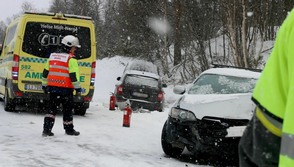 KOLLISJON: Biler har kollidert i Vintervollveien. Foto: Marit Langseth