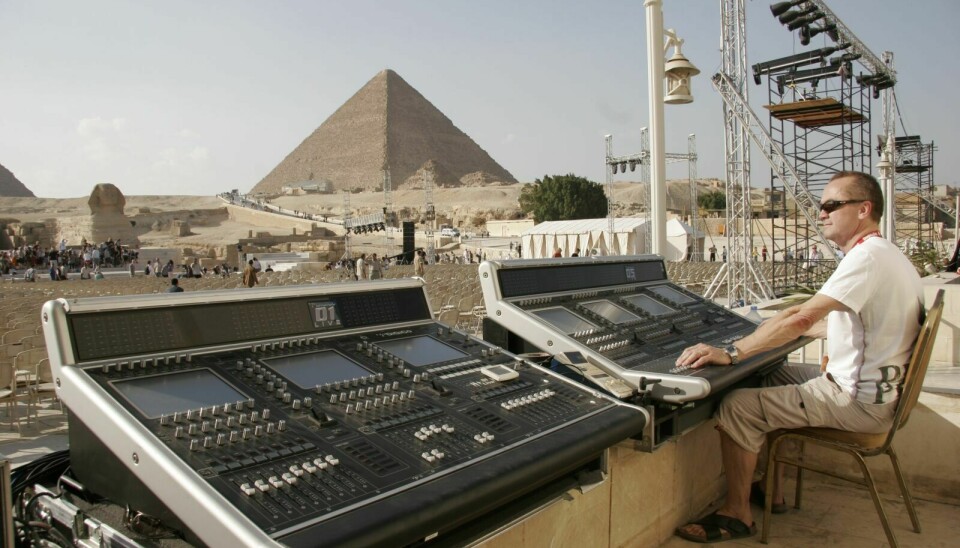 PYRAMIDALT: Per Ola Holden ved miksebordet under lydprøvene på Peer Gynt i Egypt. Forestillinga ble overført til 70 millioner tv-seere. Foto: Privat