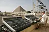 PYRAMIDALT: Per Ola Holden ved miksebordet under lydprøvene på Peer Gynt i Egypt. Forestillinga ble overført til 70 millioner tv-seere. Foto: Privat