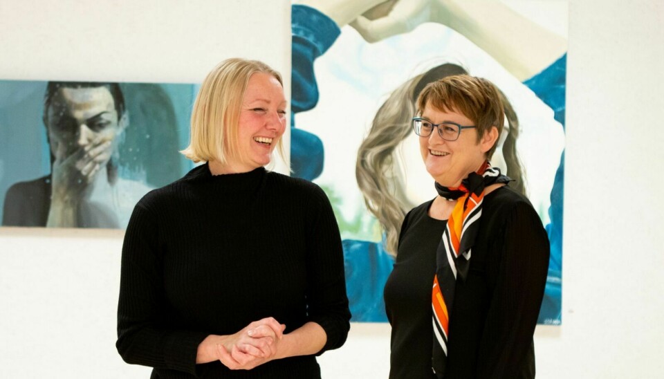 NY UTSTILLING: Ellen Kristine Klemmetvold og Sigrid M. Jansen er snart klare for å ønske folk velkommen til ei ny utstilling i galleriet i Mørkstugata. Foto: Marit Langseth