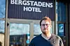 TRENGER MER TID: Direktør ved Bergstadens Hotel, Kenneth Ericson, sier de er i kontraktsforhandlinger med Destinasjon Røros og at de har bedt om mer tid. Reiselivssjef Tove Martens sier de ikke er i forhandlinger, men at de har en dialog. Foto: Marit Langseth