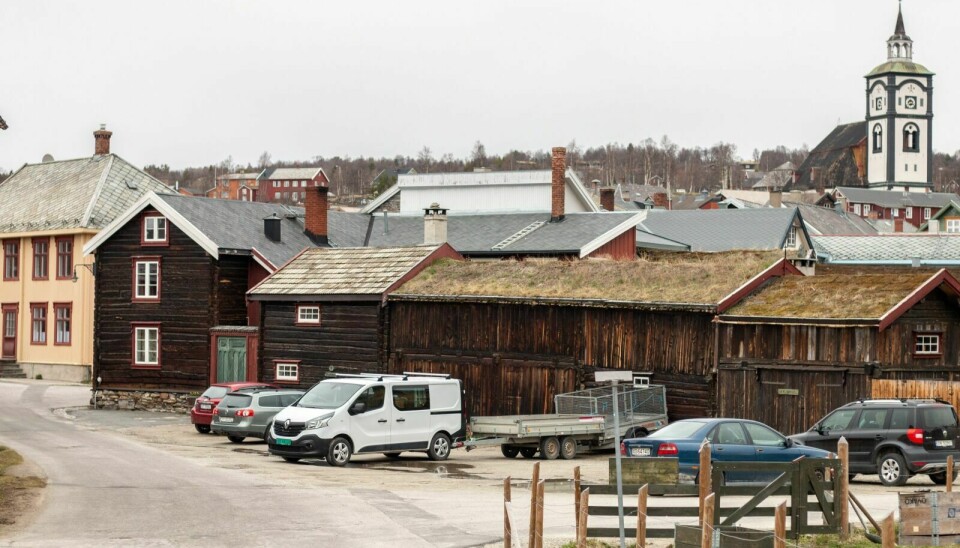 TILBAKEFØRES: Uthuset skal plasseres til høyre på plassen som i dag brukes som parkeringsplass. Foto: Marit Langseth