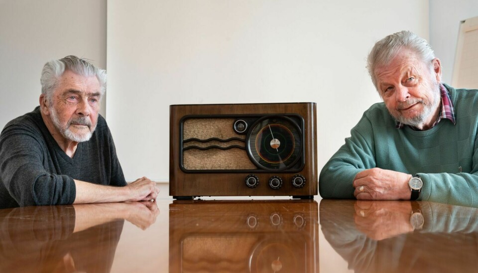 BEGEISTRET: Reidar Laulo (t.v) er over seg av begeistring etter at han fikk denne radioen som ble brukt under krigen på Røros. Til høyre «radiomannen» Odd Egil Tønseth som har skiftet strømkabel. – Nå er den i topp stand, og det er fortsatt mulig å lytte på mellombølgen og kortbølgen, sier Tønseth. Foto: Nils Kåre Nesvold