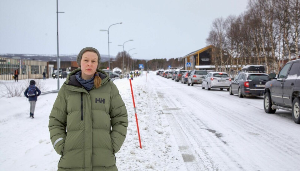 UTROLIG: Marit Ose, som selv har selv barn som daglig går denne skoleveien, er forferdet over at man kan diskutere en 12-avdelings barnehage til venstre her i Sundveien. Det vil føre til et hundretall ekstra biler til og fra i et område hvor trafikkforholdene allerede er helt uholdbare, sier hun. Foto: Geir Tønset