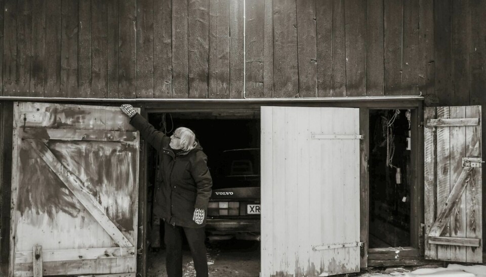 PÅ VEI UT: Den sorte perlen til Inger Volden står parkert i garasjen, men den får ofte en luftetur. Foto: Marit Manfredsdotter