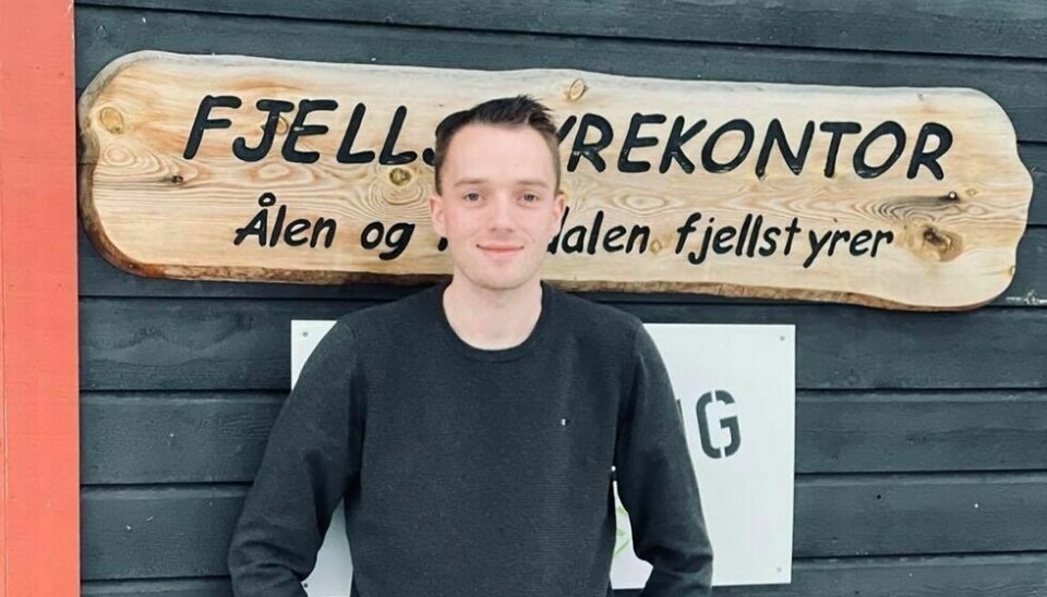 NY JOBB: Petter Almås er blitt fjelloppsyn og saksbehandler på fjellstyrekontoret i Holtålen. – Det er gøy å få en slik mulighet, sier han. Foto: Fjellstyrene i Holtålen SA