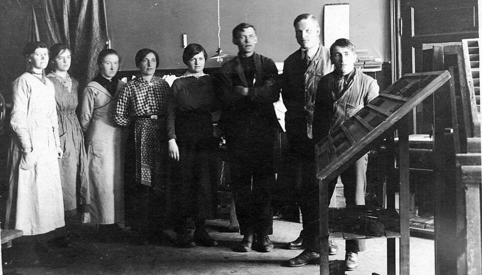DOVRES TRYKKERI: Dette bildet er tatt 4.april 1918 i Dovres trykkeri. Fra venstre: Magnhild F. Prytz, Gudrun O. Gylland, Bergljot T. Haugset, Margrethe Tronsmed Westberg, Kristine P. Dahl Grådal, Sverre P. Dahl, Magnus E. Solli og Johan K. Selboe. I dag holder skjønnhets- og velværesalongen Euforia til i de samme lokalene. Foto: Fjeld-Ljoms venner