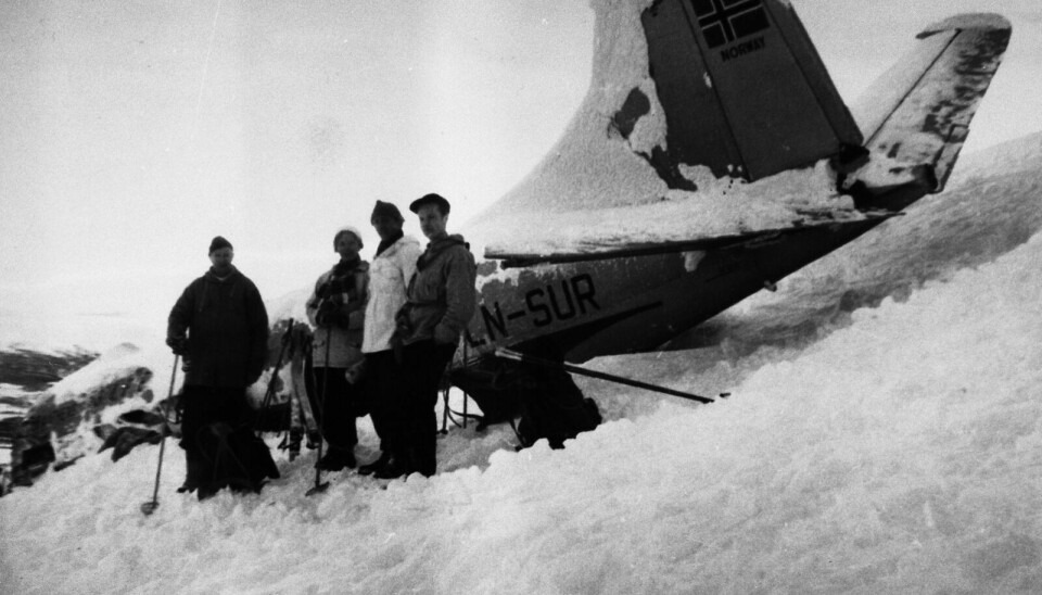 STYRTET: Hummelfjell-ulykka skjedde 7. november 1956. Et Heron passasjerfly på vei fra Værnes til Fornebu styrtet ved Hummelfjell. Flyet hadde ti passasjerer og et mannskap på to. En passasjer og kapteinen omkom. Ulykkesårsaken var uvanlig sterk ising og en kraftig nedadgående luftstrøm. Ulykka fikk stor medieoppmerksomhet fordi en av passasjerene var den kjente radio-mannen Rolf Kirkvaag. Han holdt håpet oppe hos de overlevende med konkurranser og sang og gikk etter hjelp i den dype snøen til tross for brukket ankel. Han nådde fram til folk i Hodalen i Tolga. Foto: Anno Musea i Nord-Østerdalen / Digitalmuseum