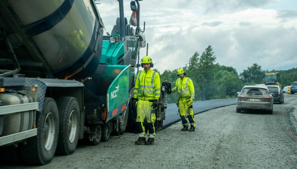 SNART FERDIG: Arbeidet med asfaltering av fylkesvei 31 pågår for fullt denne uka. Foto: Nils Kåre Nesvold