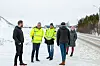 SÅ PÅ SITUASJONEN I FALUNVEIEN: Røros kommune håper Trøndelag fylkeskommune vil være med å spleise på gang- og sykkelveien langs Falunveien. Tirsdag var leder i hovedutvalg veg i fylkeskommunen, Hallgeir Grøntvedt, på befaring. F.v.: ordfører Isak V. Busch, Grøntvedt, virksomhetsleder Dag Øyen, Guri Heggem (Sp) med ryggen til og samfunnsplanlegger Hanne Bryde. Foto: Marit Langseth