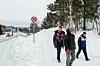 VIL BEDRE TRAFIKKSIKKERHETEN: Leder i trafikksikkerhetsutvalget, Jon Anders Kokkvoll, avdelingsleder ved Røros skole, Geir Tønnessen, og Ove Klemmetvold i Røros tur- og løypeforening, håper barn og voksne vil benytte seg av gangstien på snø fra Fjellheimen til skolene i Sundveien via Haugensetra. Foto: Marit Langseth