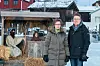 JULEKRYBBE: Utenfor Røros kirke står det nå ei julekrybbe laget av Otto Klykken. – Dukkene fant jeg på lemmen til sporten, sier leder i Røros menighetsråd, Ruth-Karin Engzelius. Her sammen med sokneprest Harald Hauge. Foto: Marit Langseth