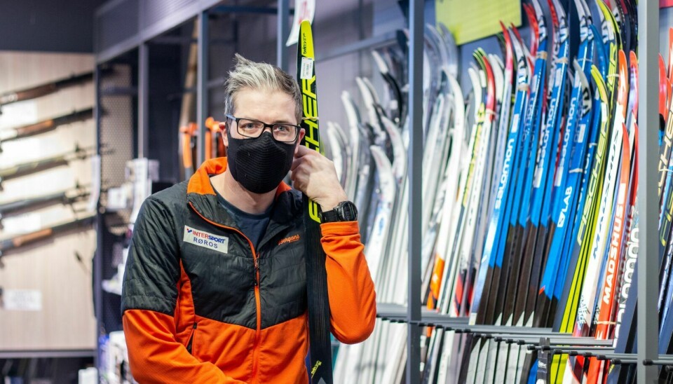 MYE SKI: Intersport Røros har solgt mye ski- og skiutstyr i påska. – Skisalget har stått for nesten halvparten av omsetninga. Vi selger nesten mer skiutstyr i påska enn vi gjør på halvannen måned på førjulsvinteren, sier daglig leder Morten Nordbrekken. Foto: Marit Langseth