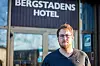 ETTERLYSER KLARE ANBEFALINGER: Direktør ved Bergstadens Hotel på Røros, Kenneth Ericson, synes de nye anbefalingene til regjeringa er uklare. Mange gjester ringer dem og lurer på om det er greit for dem å reise til Røros. – Da må vi si hvordan vi tolker anbefalingene. Det burde ikke være behov for å tolke dem, det burde være helt klart, sier Ericson. Foto: Marit Langseth