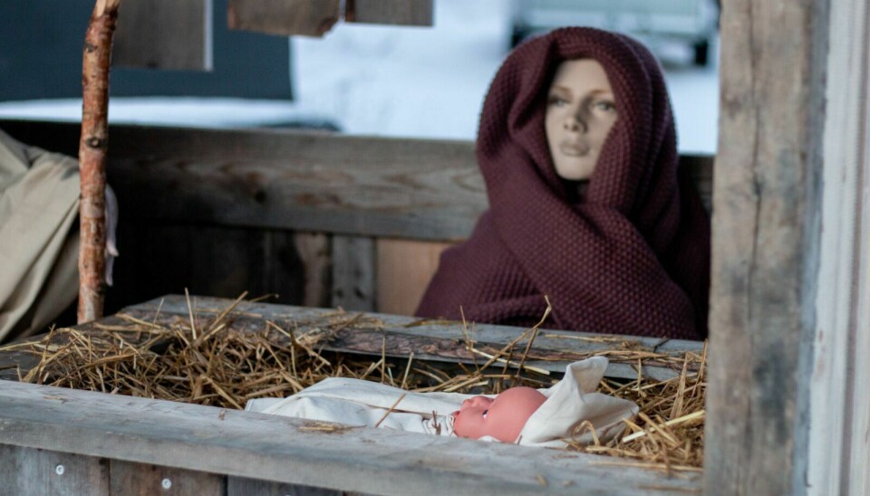JULEKRYBBA: Jesus forsvant fra julekrybba utenfor Røros kirke i jula. Foto: Marit Langseth