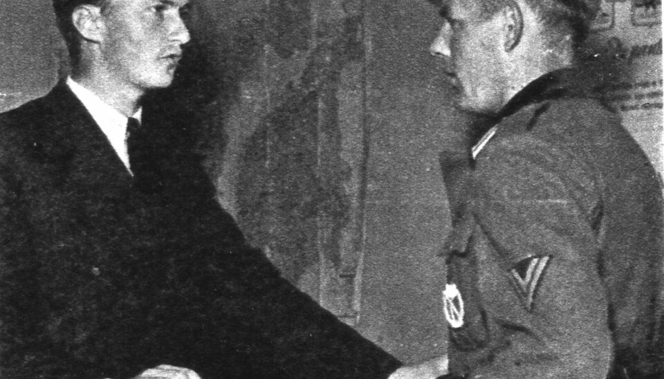 MAI 1945: Her er rollene byttet om. Nå må den tyske soldaten oppsøke lensmann Eystein Kvikne på hans kontor. Kilde: Sturle Kojen